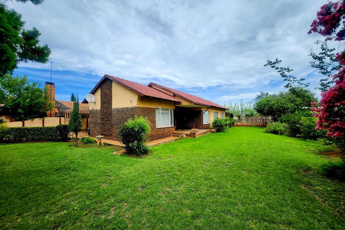 Unlock the Potential: Spacious 3-Bedroom Home Ready for Your Creative Touch! - Photo 3