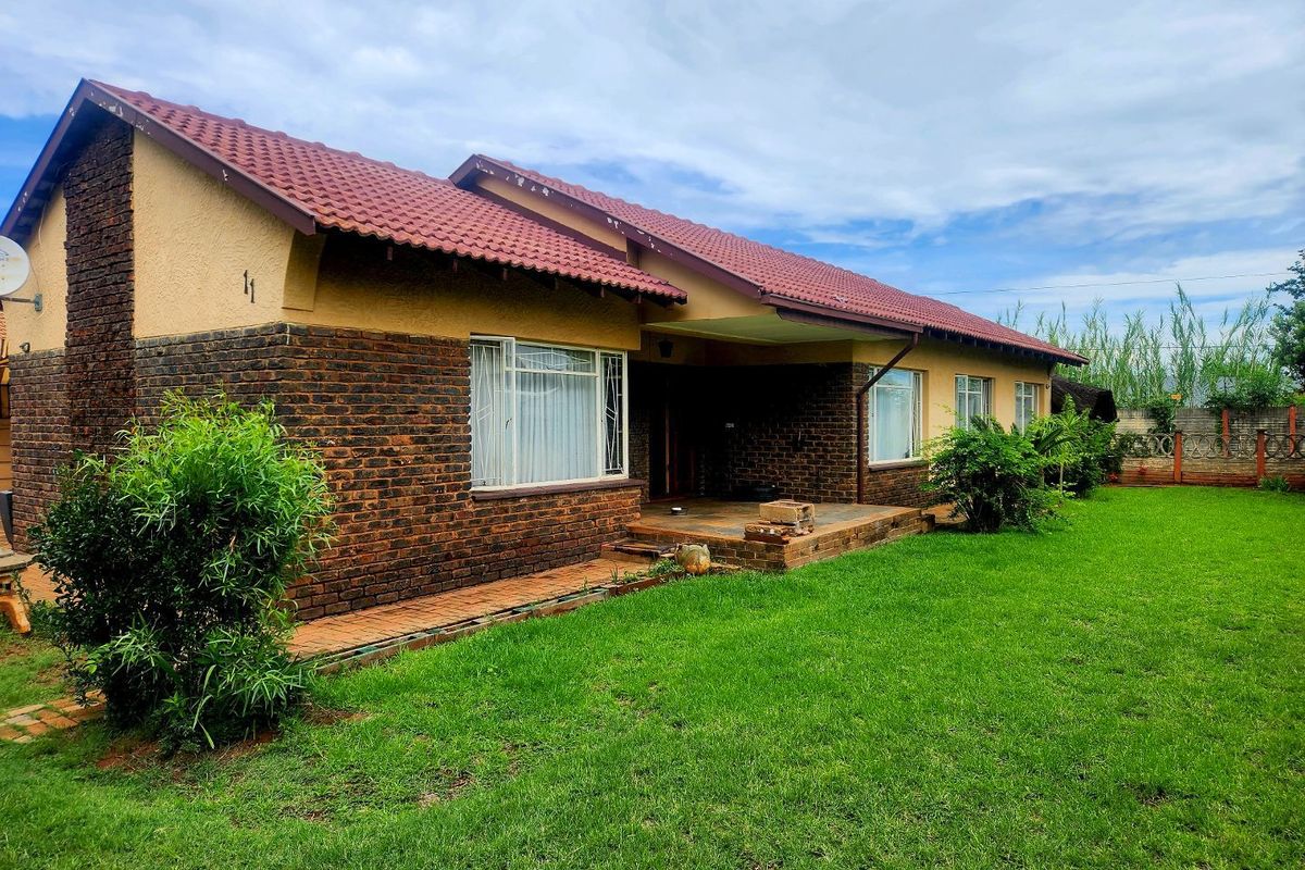 Unlock the Potential: Spacious 3-Bedroom Home Ready for Your Creative Touch! - Photo 4