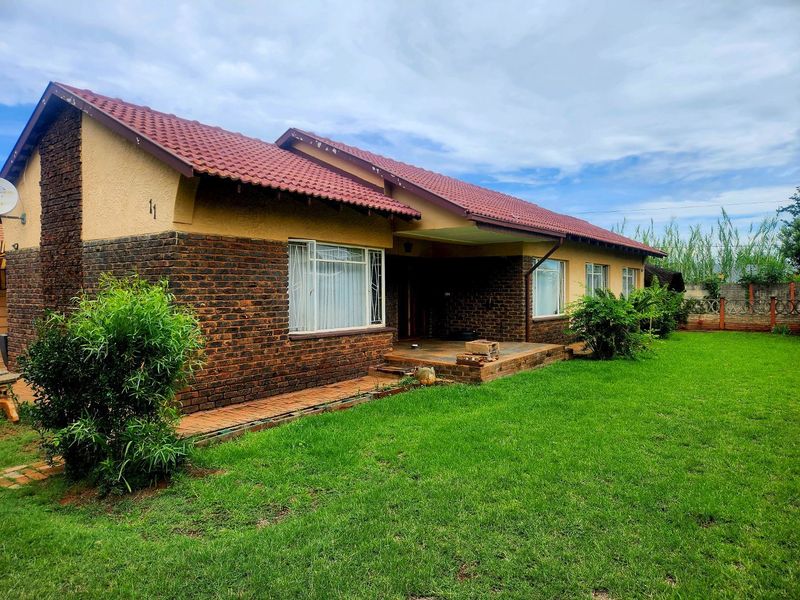 Unlock the Potential: Spacious 3-Bedroom Home Ready for Your Creative Touch! - Photo 4