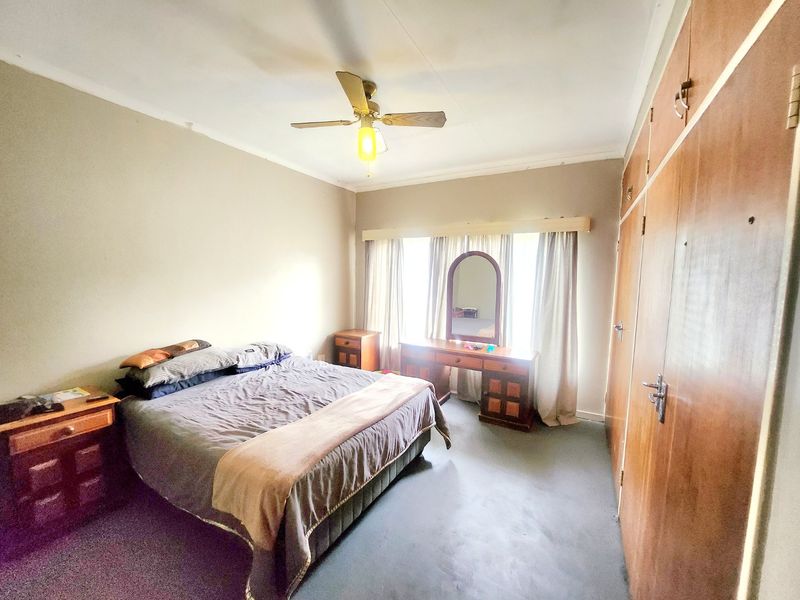 Unlock the Potential: Spacious 3-Bedroom Home Ready for Your Creative Touch! - Photo 10