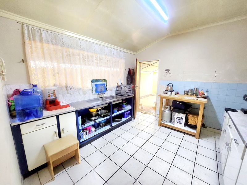 Unlock the Potential: Spacious 3-Bedroom Home Ready for Your Creative Touch! - Photo 7