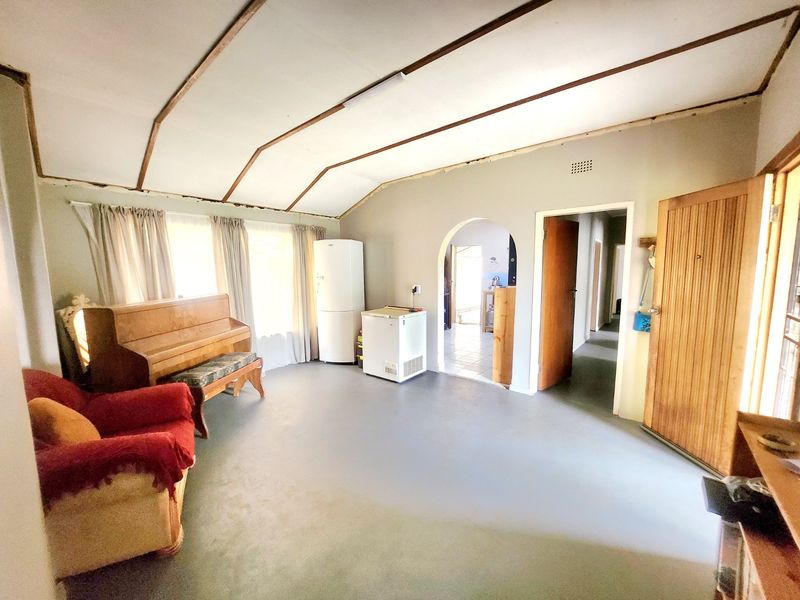 Unlock the Potential: Spacious 3-Bedroom Home Ready for Your Creative Touch! - Photo 6