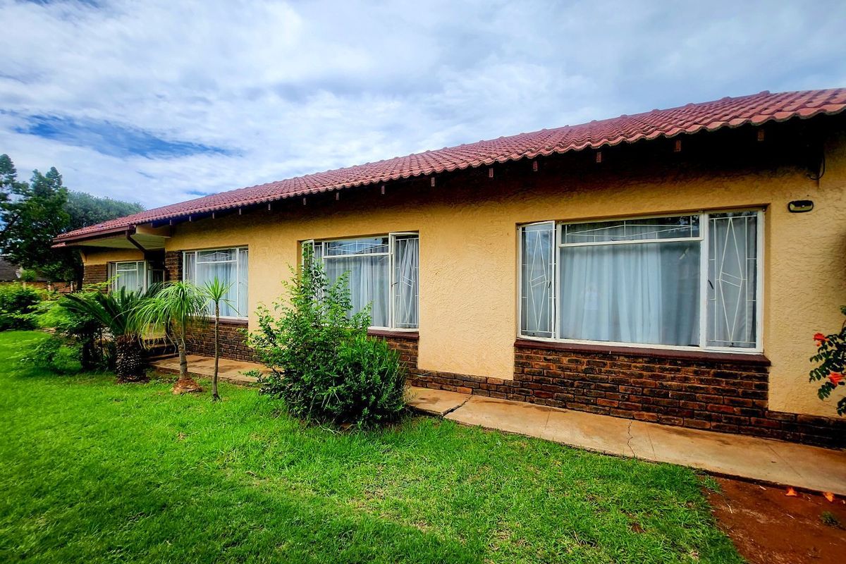 Unlock the Potential: Spacious 3-Bedroom Home Ready for Your Creative Touch! - Photo 2
