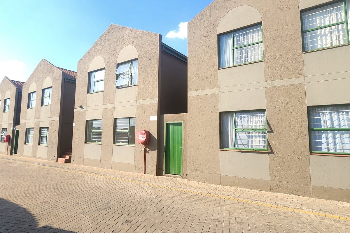AFFORDABLE & PRACTICAL FIRST TIME BUY,  IDEAL ENTREPRENEURS OR INVESTORS, WIERDA PARK / ELDORAIGNE - Photo 2