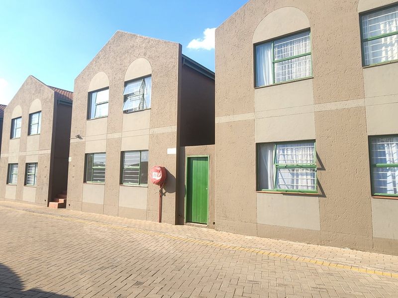 AFFORDABLE & PRACTICAL FIRST TIME BUY,  IDEAL ENTREPRENEURS OR INVESTORS, WIERDA PARK / ELDORAIGNE - Photo 2