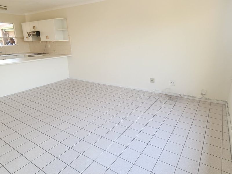 AFFORDABLE & PRACTICAL FIRST TIME BUY,  IDEAL ENTREPRENEURS OR INVESTORS, WIERDA PARK / ELDORAIGNE - Photo 4