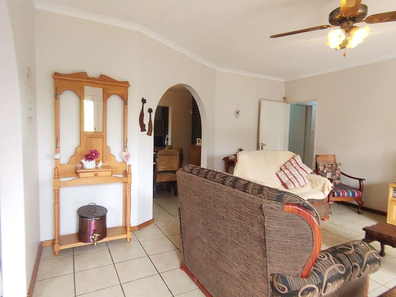 3 bedroom hidden gem in sought-after Hayfields - Photo 2