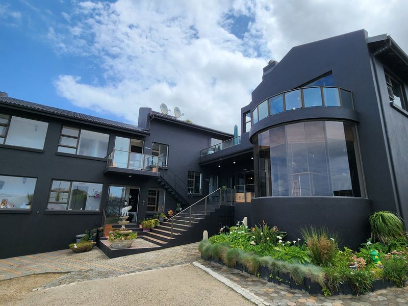 Large House... Suitable as a Guest House.... Ocean Views !!! - Photo 1