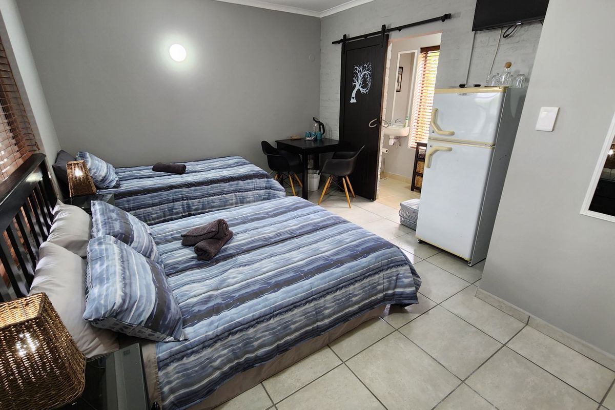 Large House... Suitable as a Guest House.... Ocean Views !!! - Photo 5