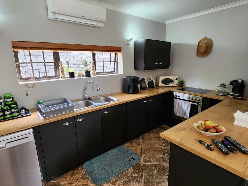 Large House... Suitable as a Guest House.... Ocean Views !!! - Photo 9