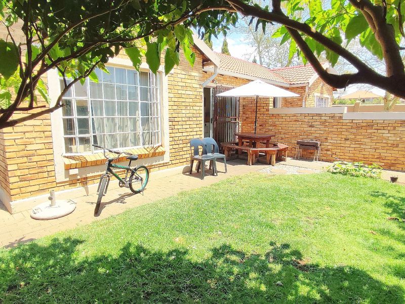 Charming 2 Bedroom Townhouse in Heuwelsig Estate – Ideal for Small Families or Young Professionals - Photo 4