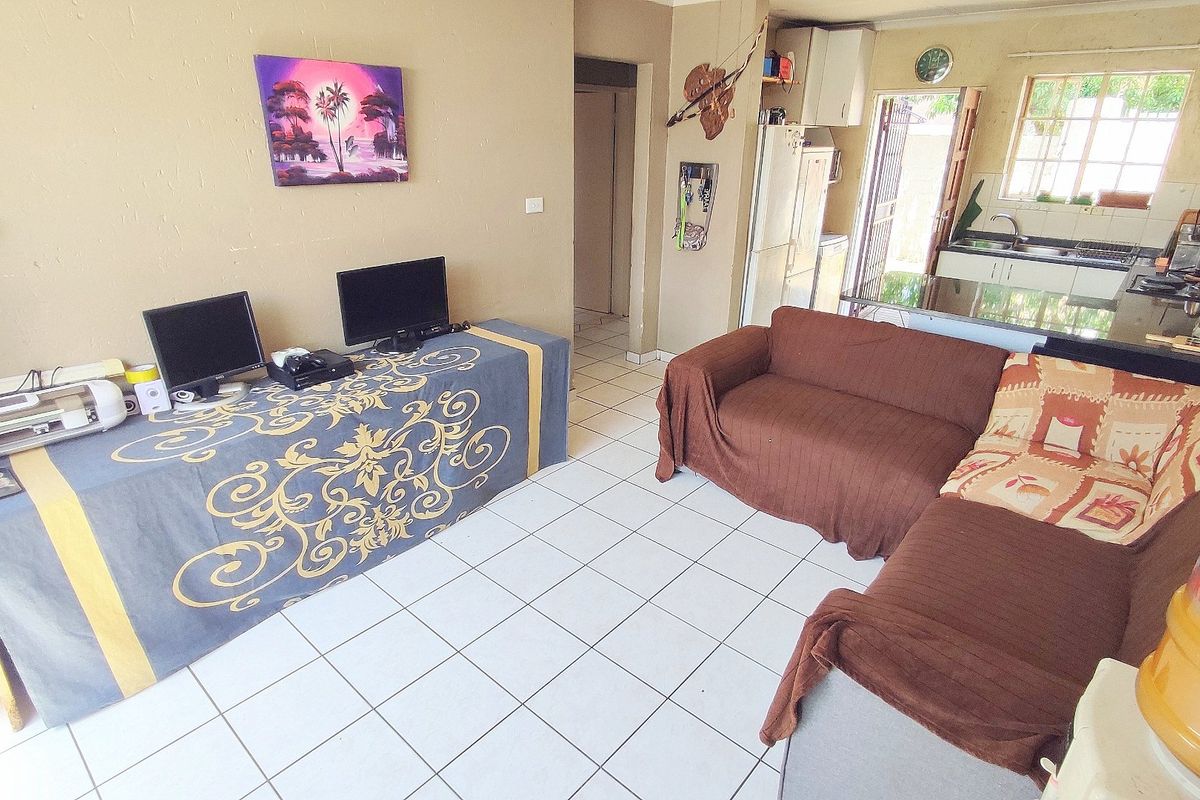 Charming 2 Bedroom Townhouse in Heuwelsig Estate – Ideal for Small Families or Young Professionals - Photo 2