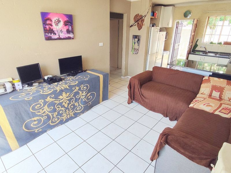 Charming 2 Bedroom Townhouse in Heuwelsig Estate – Ideal for Small Families or Young Professionals - Photo 2