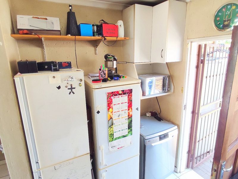 Charming 2 Bedroom Townhouse in Heuwelsig Estate – Ideal for Small Families or Young Professionals - Photo 10