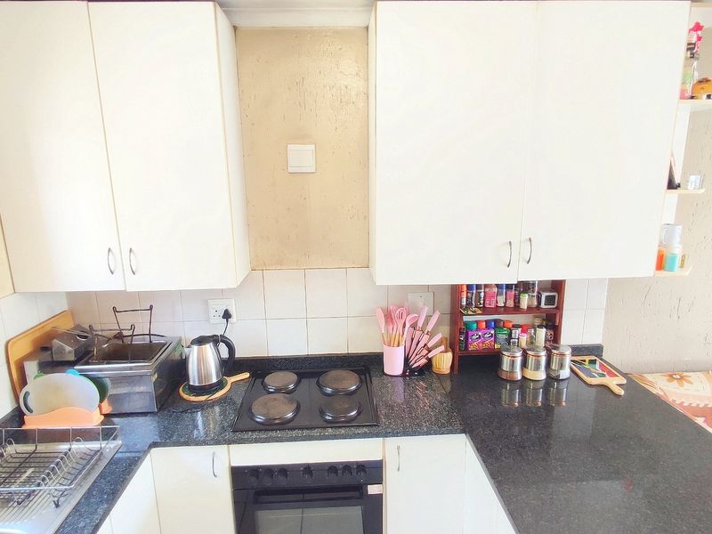 Charming 2 Bedroom Townhouse in Heuwelsig Estate – Ideal for Small Families or Young Professionals - Photo 9