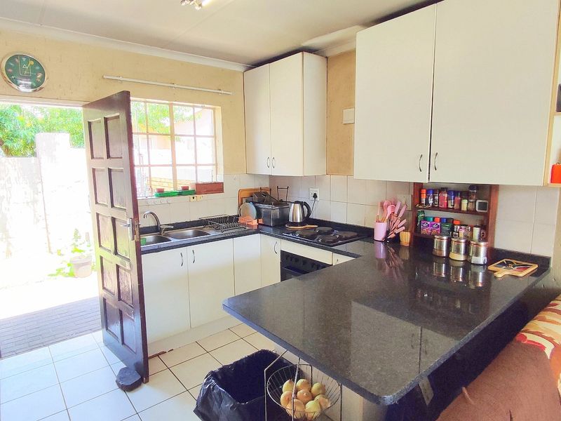 Charming 2 Bedroom Townhouse in Heuwelsig Estate – Ideal for Small Families or Young Professionals - Photo 8