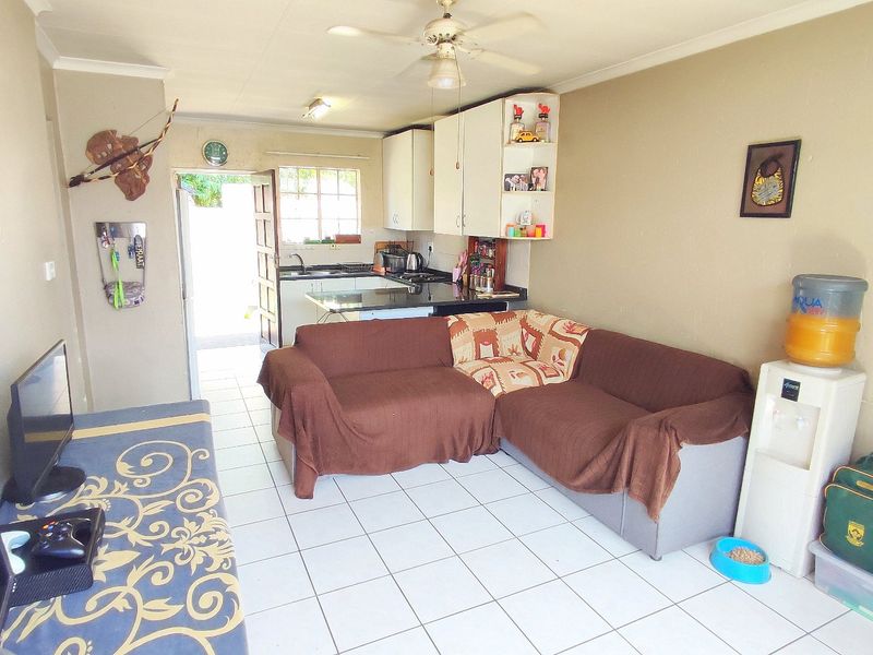 Charming 2 Bedroom Townhouse in Heuwelsig Estate – Ideal for Small Families or Young Professionals - Photo 7