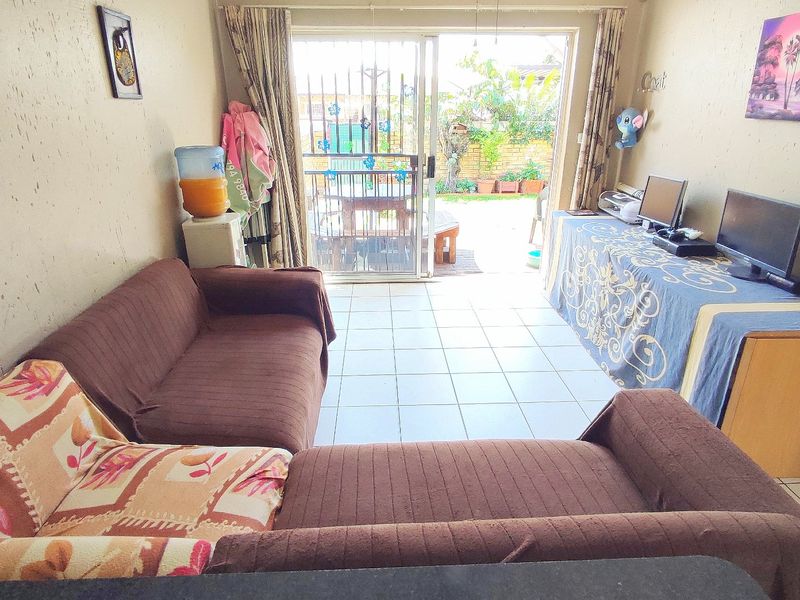 Charming 2 Bedroom Townhouse in Heuwelsig Estate – Ideal for Small Families or Young Professionals - Photo 6