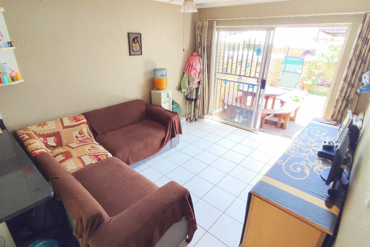 Charming 2 Bedroom Townhouse in Heuwelsig Estate – Ideal for Small Families or Young Professionals - Photo 3