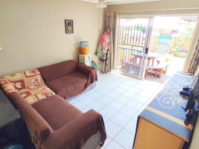 Charming 2 Bedroom Townhouse in Heuwelsig Estate – Ideal for Small Families or Young Professionals - Photo 3