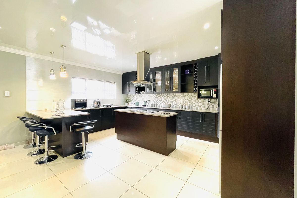 A Home Designed For Effortless Entertaining  - Photo 3