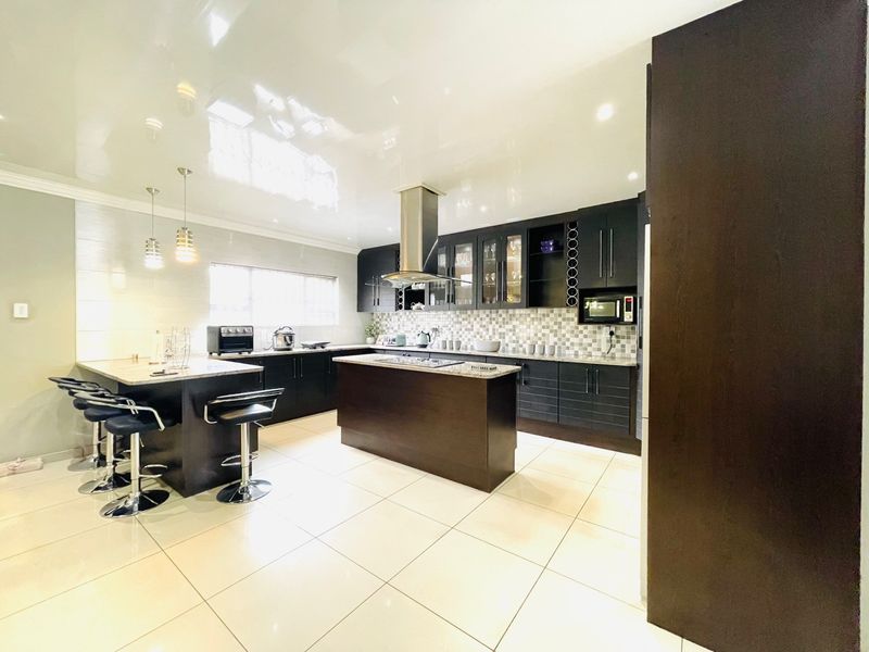 A Home Designed For Effortless Entertaining  - Photo 3