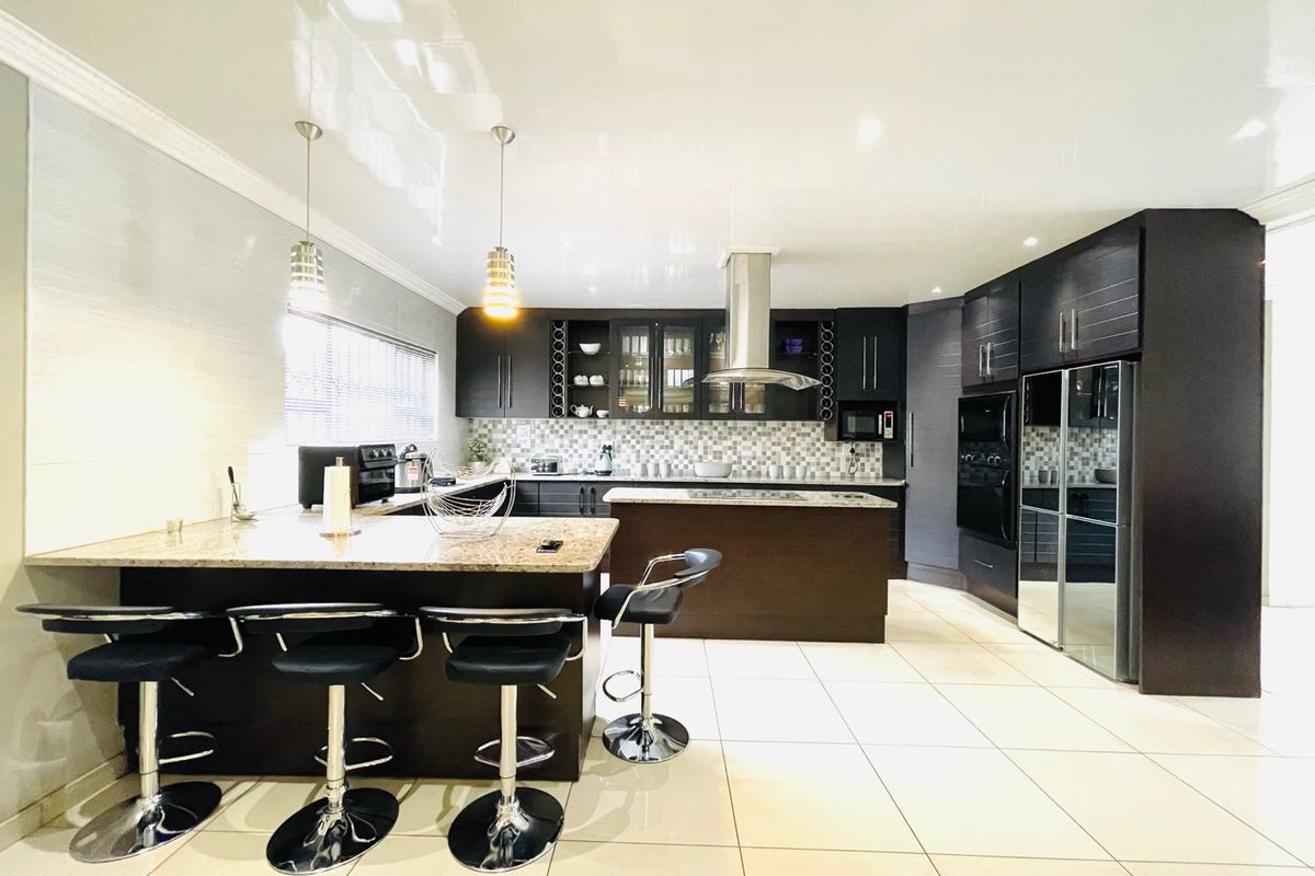 A Home Designed For Effortless Entertaining  - Photo 2