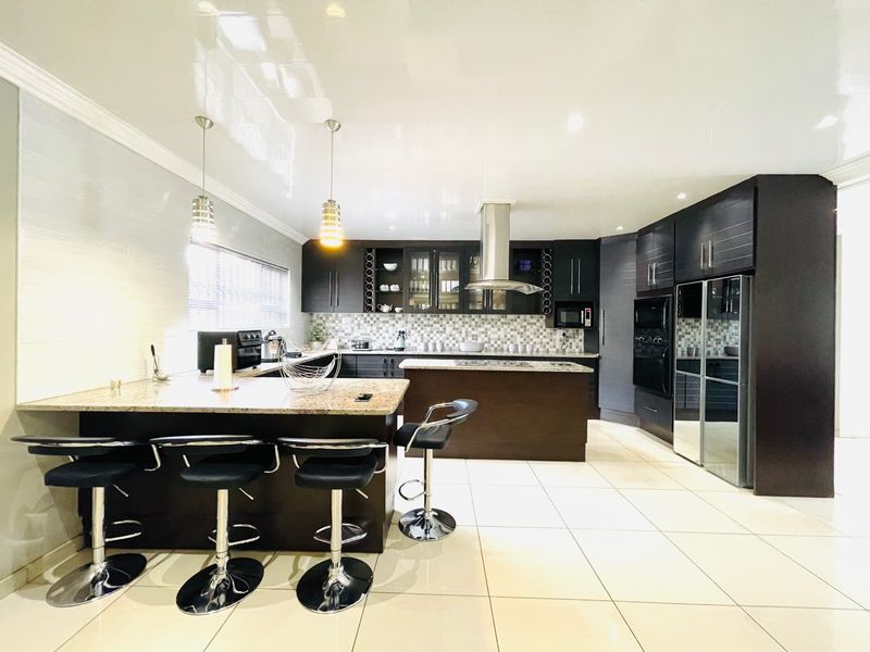 A Home Designed For Effortless Entertaining  - Photo 2