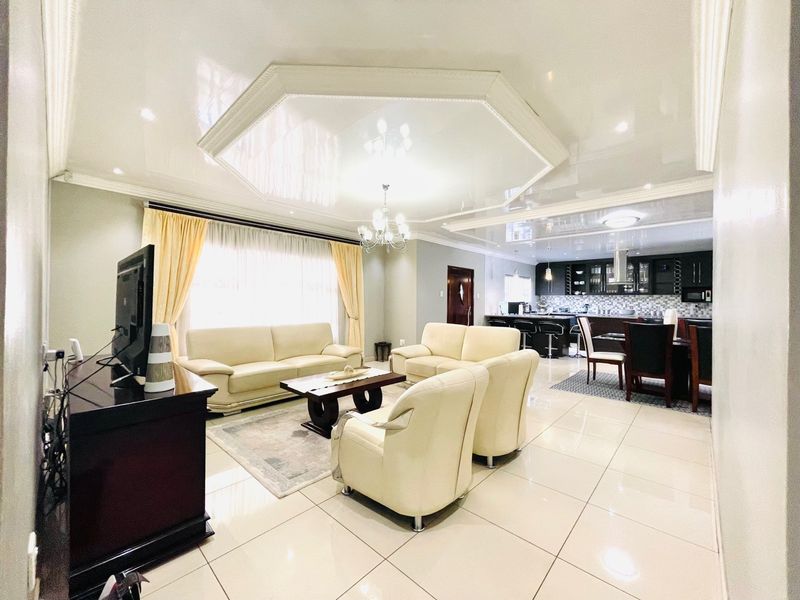 A Home Designed For Effortless Entertaining  - Photo 10