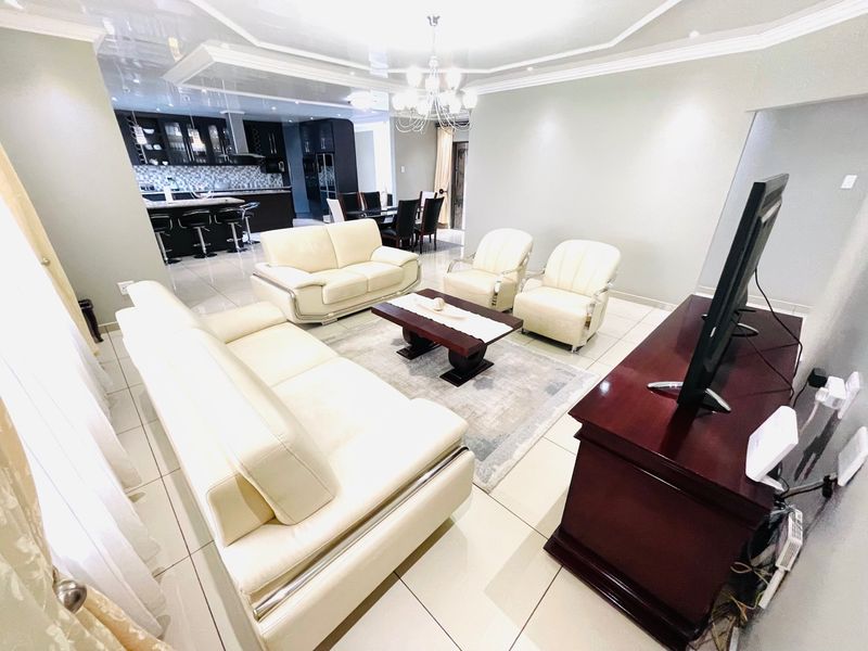 A Home Designed For Effortless Entertaining  - Photo 9