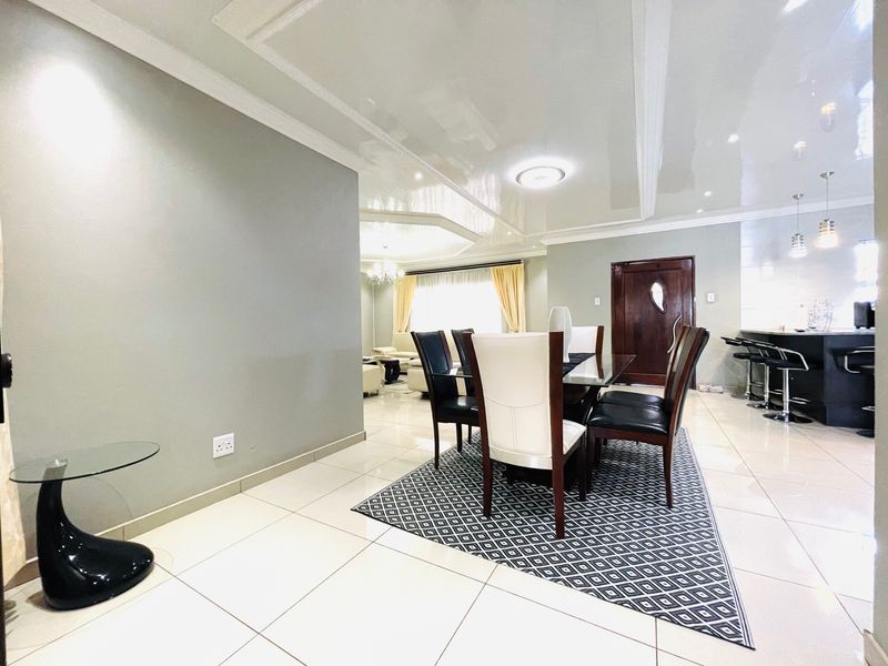 A Home Designed For Effortless Entertaining  - Photo 6