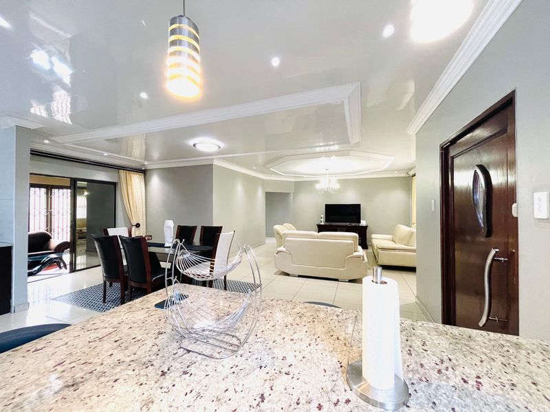 A Home Designed For Effortless Entertaining  - Photo 7