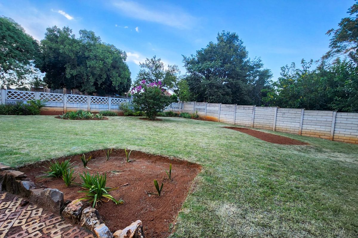 Neat home in Stilfontein, featuring an upgraded kitchen, a granny flat, and spacious garden. - Photo 3