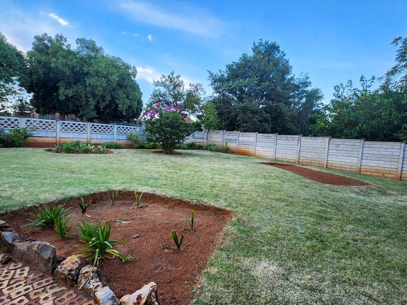 Neat home in Stilfontein, featuring an upgraded kitchen, a granny flat, and spacious garden. - Photo 3