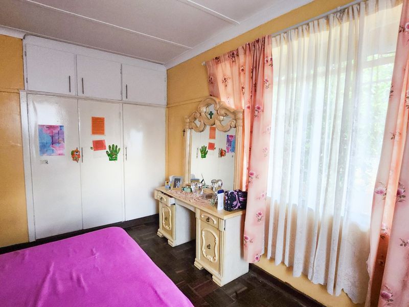 Neat home in Stilfontein, featuring an upgraded kitchen, a granny flat, and spacious garden. - Photo 10