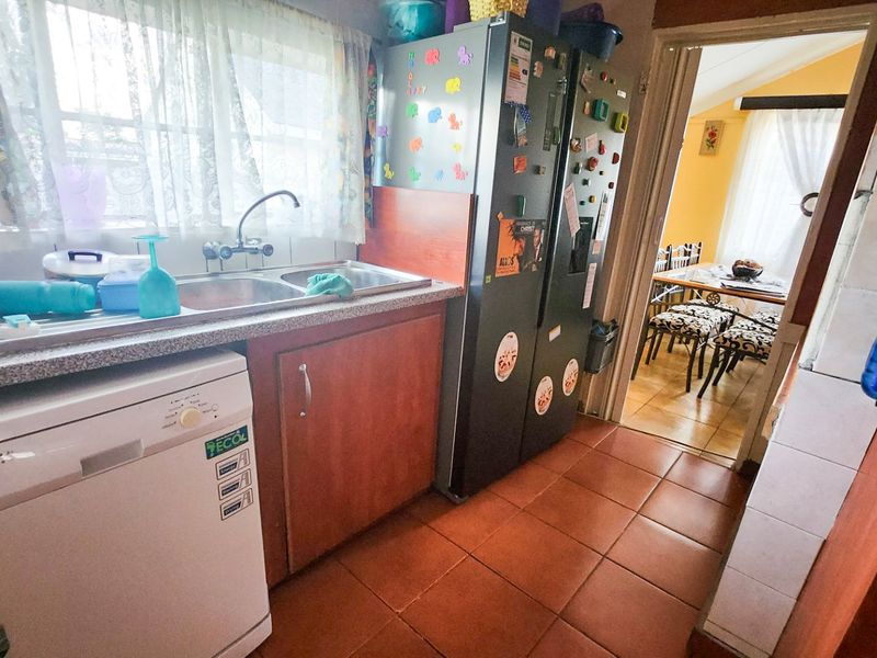 Neat home in Stilfontein, featuring an upgraded kitchen, a granny flat, and spacious garden. - Photo 9