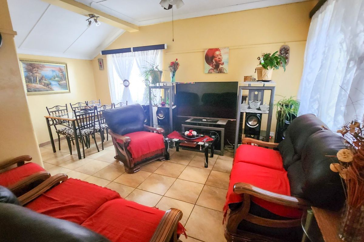 Neat home in Stilfontein, featuring an upgraded kitchen, a granny flat, and spacious garden. - Photo 5