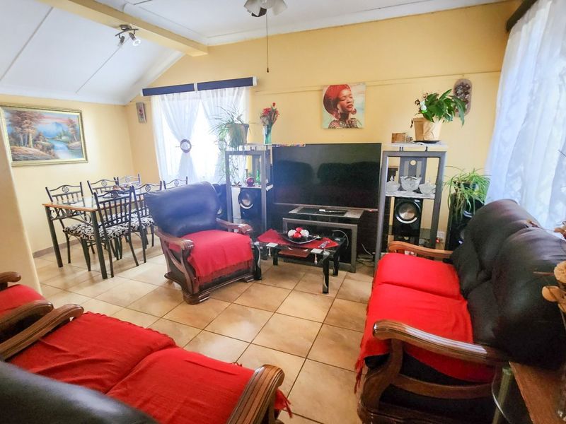 Neat home in Stilfontein, featuring an upgraded kitchen, a granny flat, and spacious garden. - Photo 5