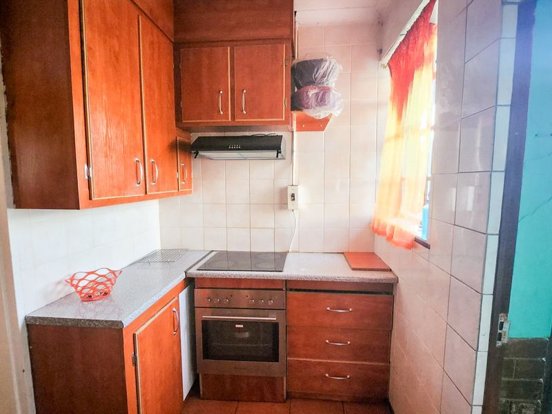 Neat home in Stilfontein, featuring an upgraded kitchen, a granny flat, and spacious garden. - Photo 8