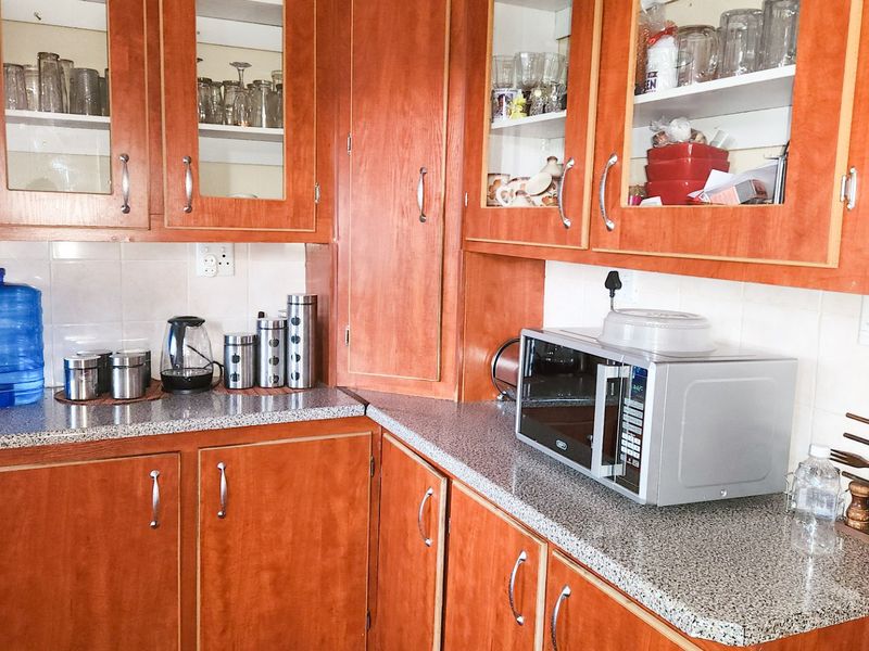 Neat home in Stilfontein, featuring an upgraded kitchen, a granny flat, and spacious garden. - Photo 7