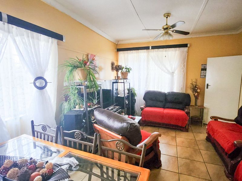 Neat home in Stilfontein, featuring an upgraded kitchen, a granny flat, and spacious garden. - Photo 6