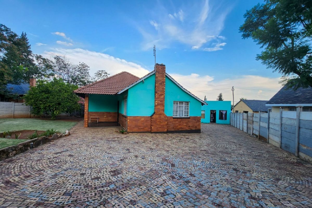 Neat home in Stilfontein, featuring an upgraded kitchen, a granny flat, and spacious garden. - Photo 4