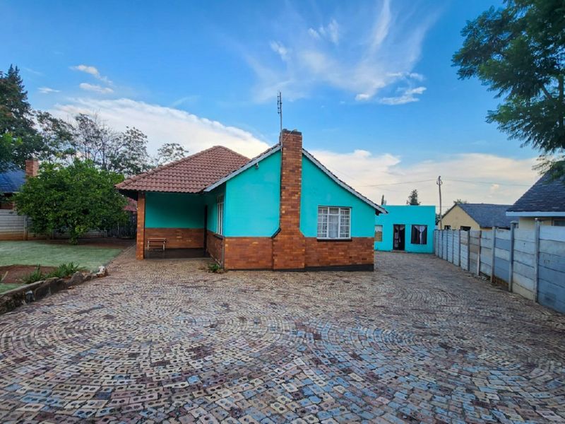 Neat home in Stilfontein, featuring an upgraded kitchen, a granny flat, and spacious garden. - Photo 4