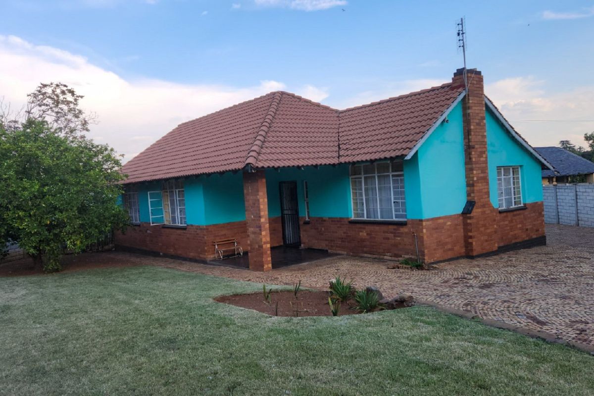 Neat home in Stilfontein, featuring an upgraded kitchen, a granny flat, and spacious garden. - Photo 2