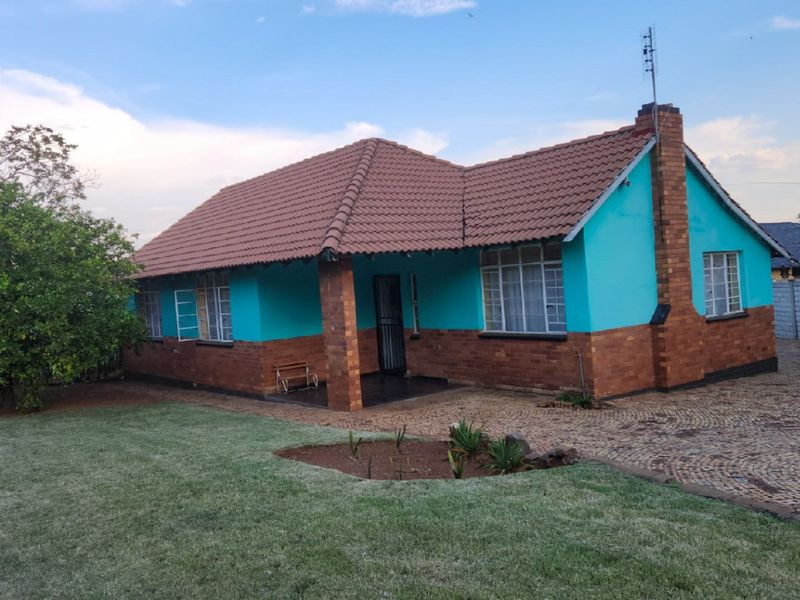 Neat home in Stilfontein, featuring an upgraded kitchen, a granny flat, and spacious garden. - Photo 2