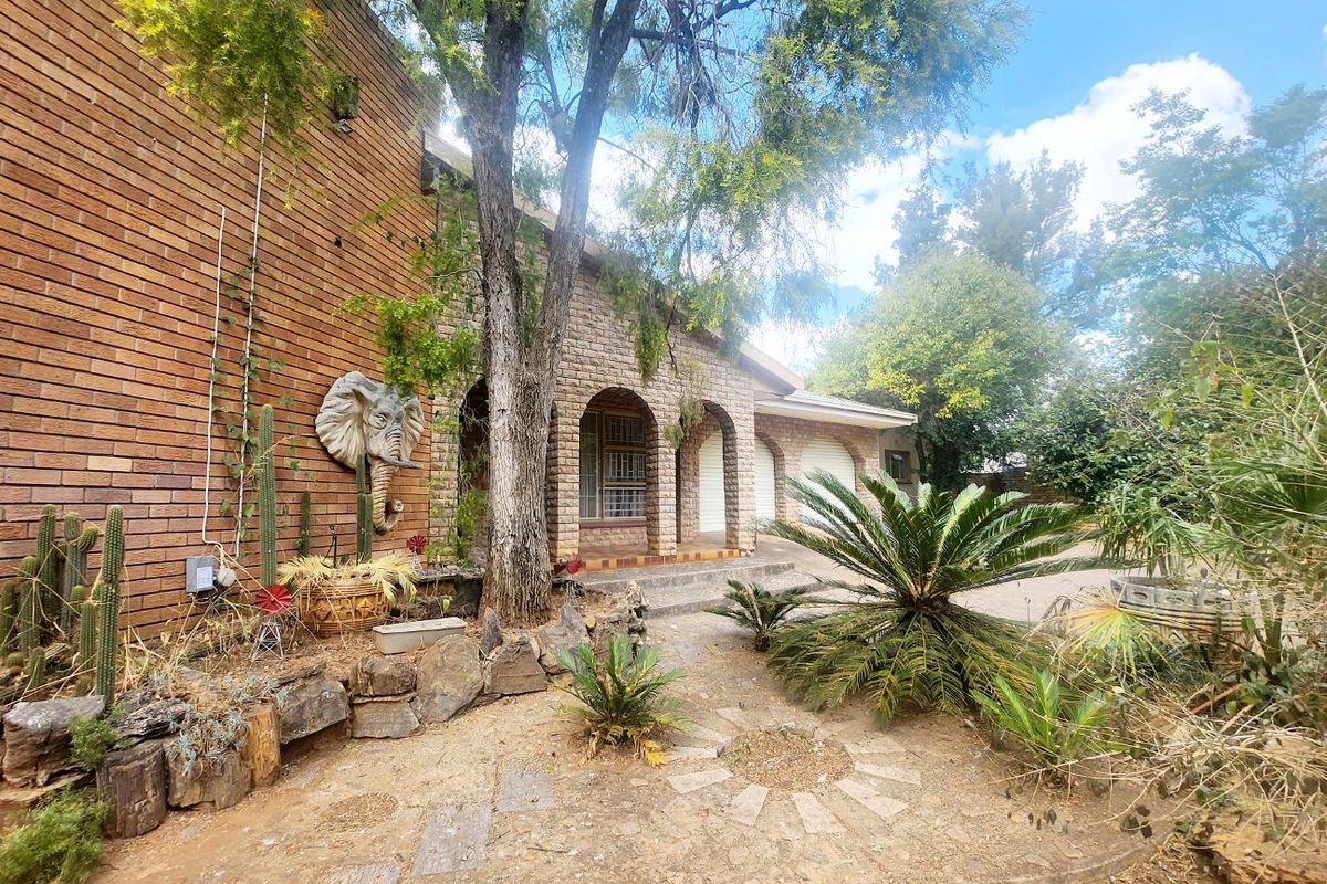 This classic 3-bedroom home with a swimming pool and double garage offers timeless charm and endless potential in a prime, well-established neighbourhood. - Photo 4