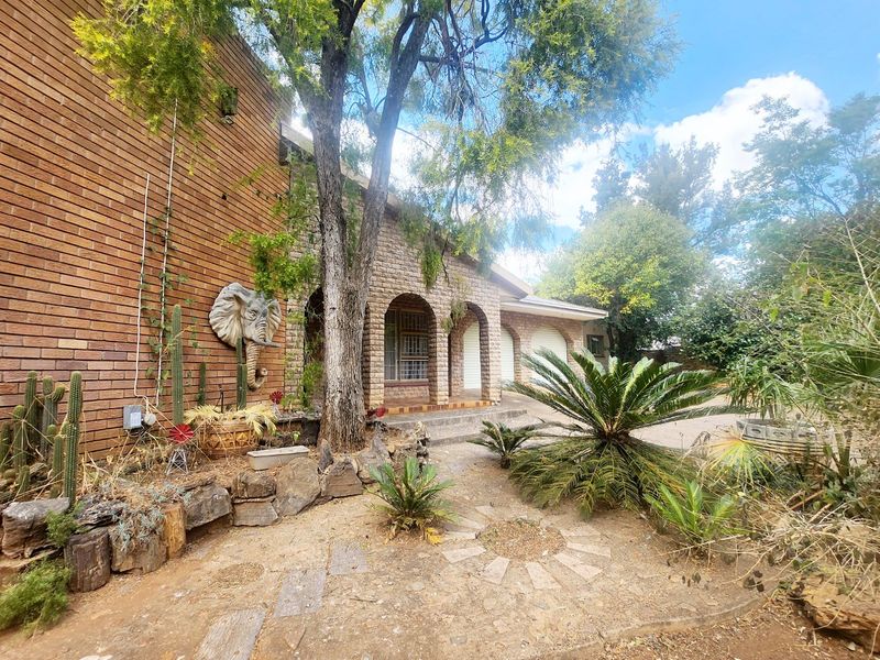 This classic 3-bedroom home with a swimming pool and double garage offers timeless charm and endless potential in a prime, well-established neighbourhood. - Photo 4