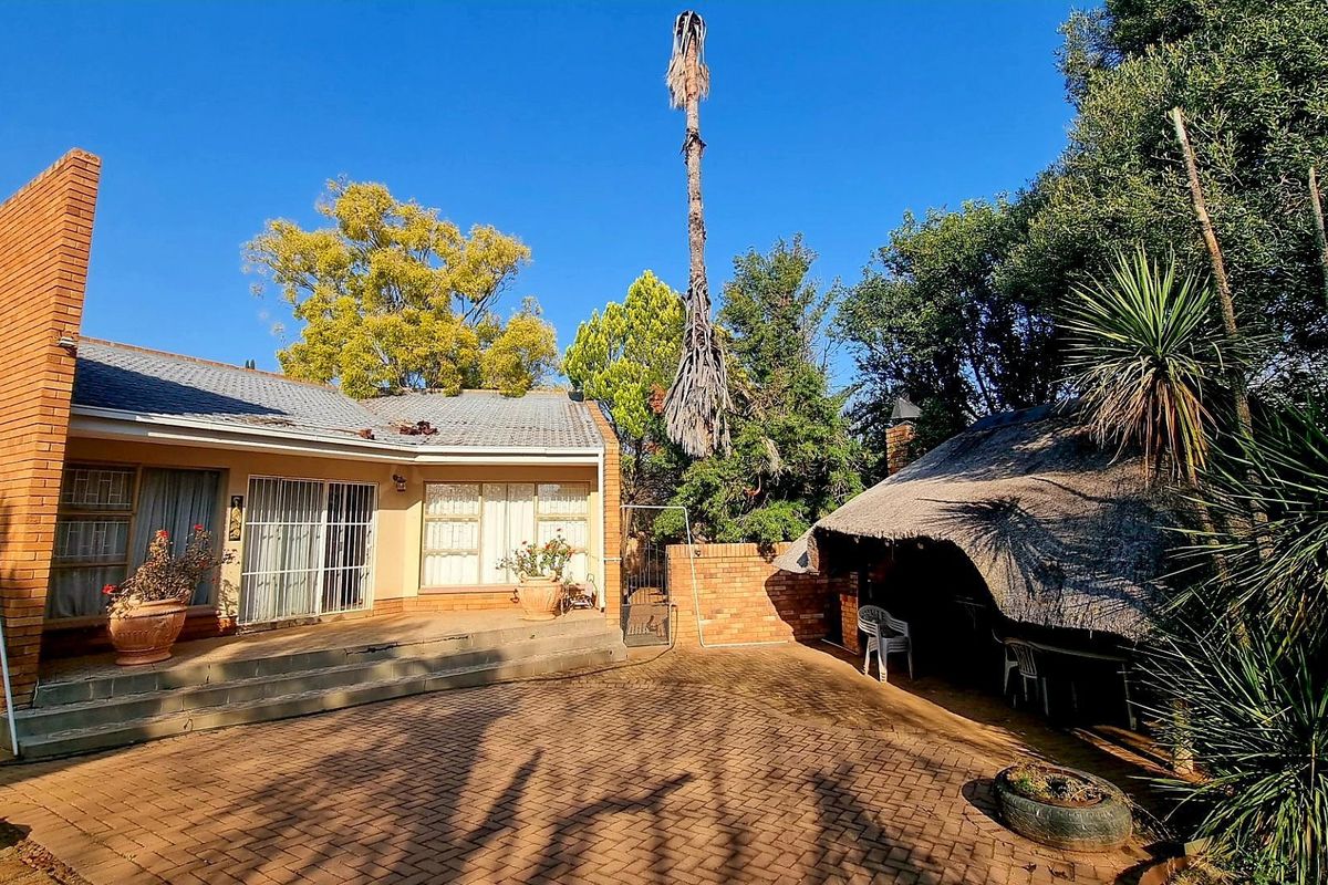 This classic 3-bedroom home with a swimming pool and double garage offers timeless charm and endless potential in a prime, well-established neighbourhood. - Photo 5