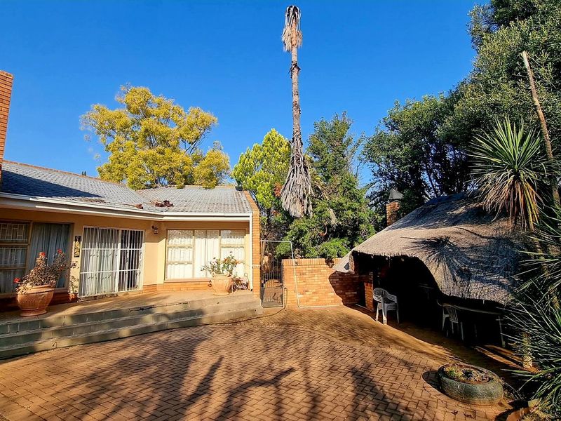 This classic 3-bedroom home with a swimming pool and double garage offers timeless charm and endless potential in a prime, well-established neighbourhood. - Photo 5
