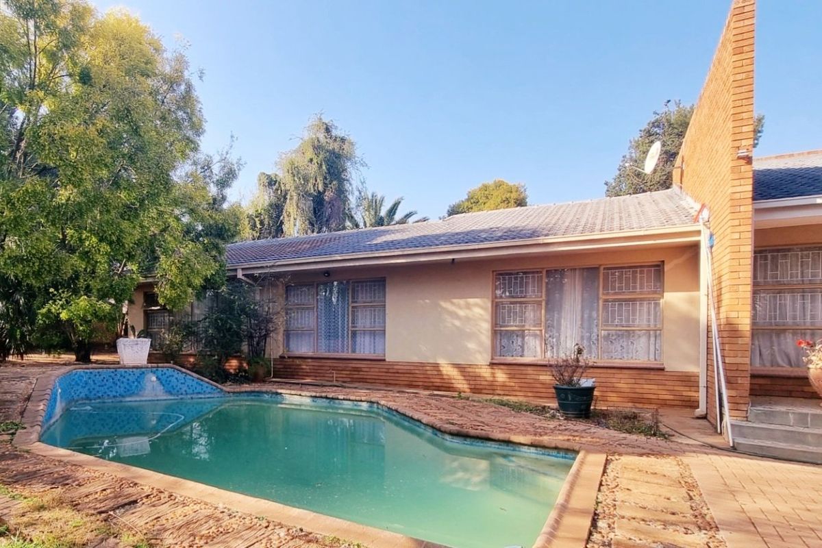 This classic 3-bedroom home with a swimming pool and double garage offers timeless charm and endless potential in a prime, well-established neighbourhood. - Photo 3